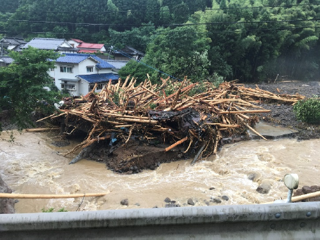 日田市　土砂、流木等の流入により全壊した住宅の写真