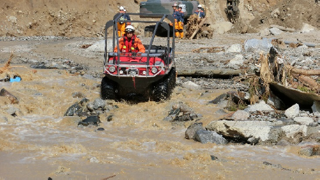 水陸両用バギーによる捜索・救助活動の写真