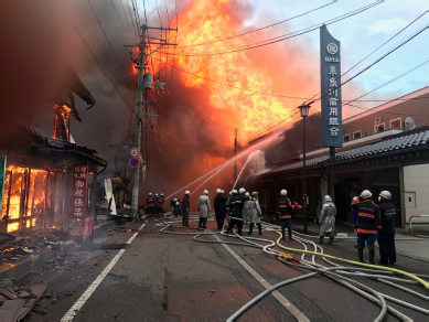 懸命の消火活動の写真