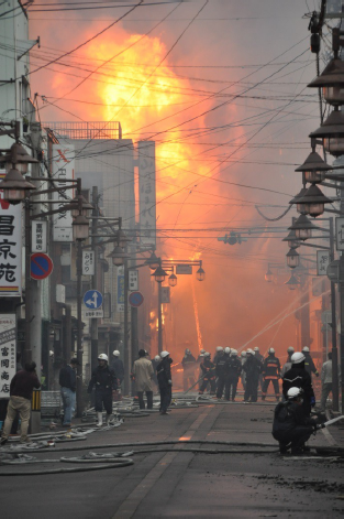 ３階建てのビルよりもはるかに高い火柱の写真