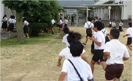 体育館に避難する児童の写真