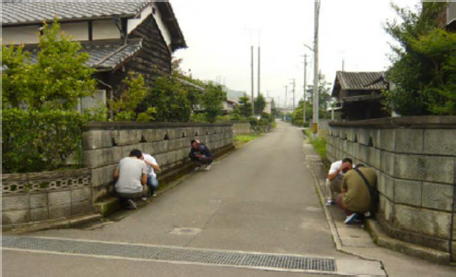 避難が間に合わず塀に身を隠す住民の写真