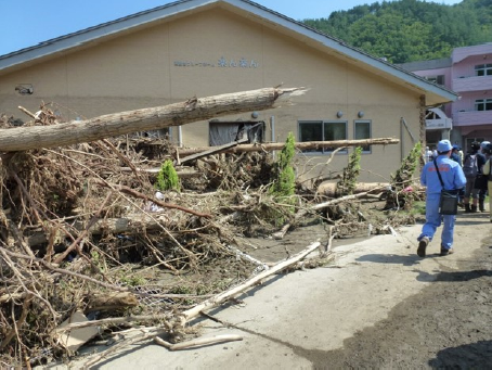 入所者９人が亡くなられたグループホーム周辺に堆積した流木（岩泉町乙茂地区）