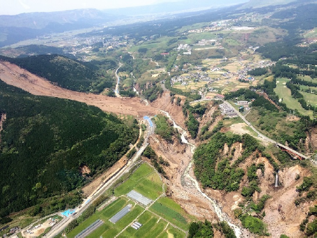 南阿蘇村の土砂災害の状況（熊本県提供）