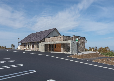 美瑛町の待避舎（十勝岳望岳台防災シェルター）（美瑛町提供）