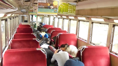 列車内で身を守る住民の写真