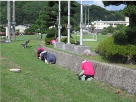 物陰に身を隠す住民の写真