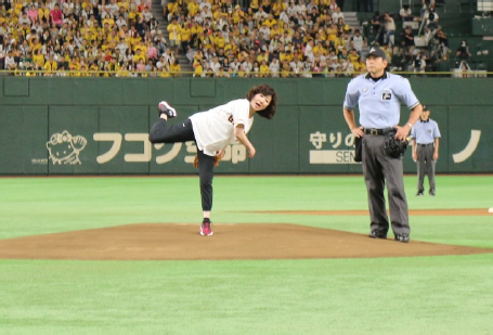 プロ野球始球式において投球する野田総務大臣の写真