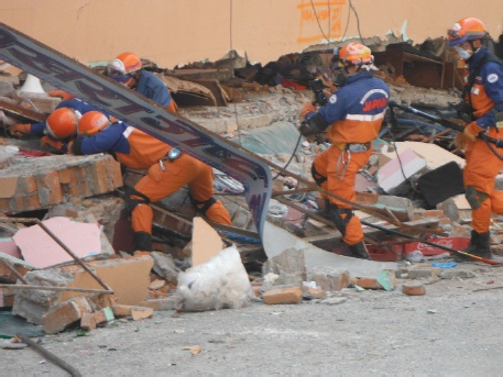 ゴンガブ地区での１階、２階が座屈したホテルにおける高度救助資機材を使用した捜索救助活動
ネパール地震災害（平成27年４月派遣）