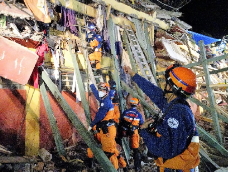 トラルパンでの捜索救助活動メキシコ地震災害（平成29年９月派遣）（JICA提供）