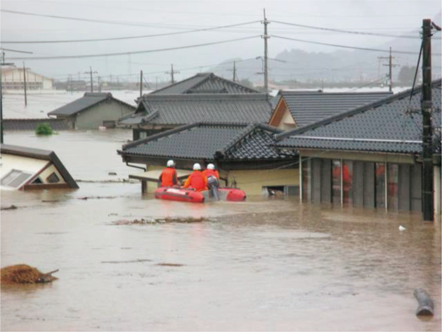 倉敷市真備町　救命ボートによる救出活動（倉敷市消防局提供）