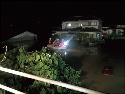 救命ボートを活用した救助活動（奈良県広域消防組合消防本部提供）