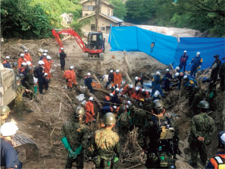 消防・警察・自衛隊合同での捜索活動（鳥取県東部広域行政管理組合消防局提供）