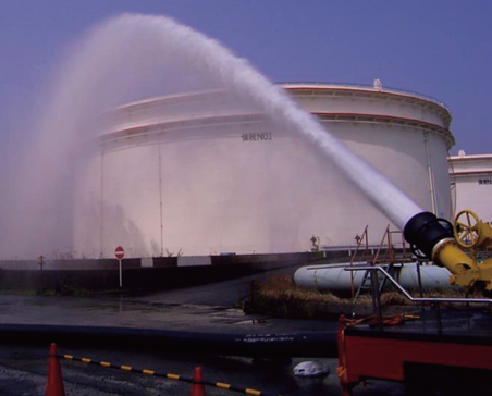 大容量泡放射システムによる放水訓練の写真