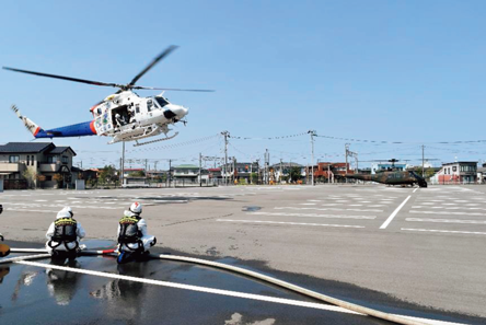 福島県浪江町及び双葉町の林野火災へ出動する消防防災ヘリコプターの写真