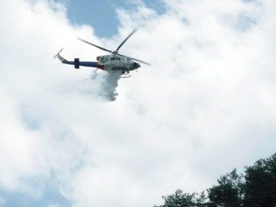 消防防災ヘリコプターによる空中消火訓練の写真