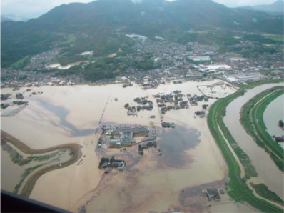 焼き入れ油が流出した佐賀県大町町（熊本県防災消防航空隊提供）