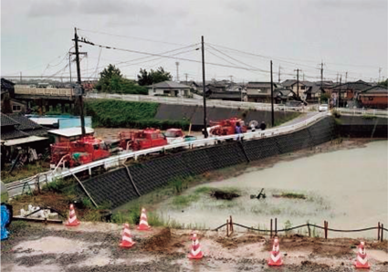 動力消防ポンプによる排水活動（佐賀県白石町消防団提供）