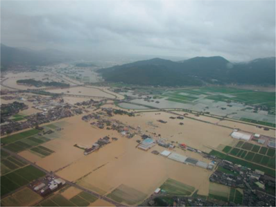 消防防災ヘリコプターによる上空からの情報収集活動（熊本県防災消防航空隊提供）