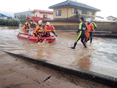長野県長野市　救命ボートによる救助活動