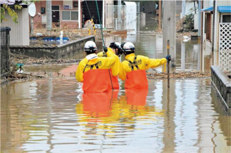 福島県郡山市　浸水地域での救助活動（郡山地方広域消防組合消防本部提供）