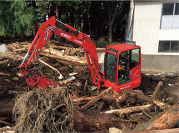 重機を活用した救助活動（宮城県丸森町）（弘前地区消防事務組合消防本部提供）