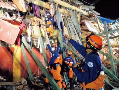 トラルパンでの捜索救助活動メキシコ地震災害（平成29年9月派遣）（JICA提供）