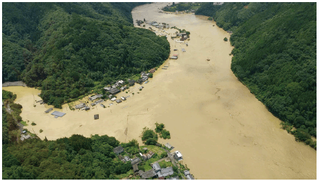 熊本県八代市（福岡市消防局消防航空隊提供）