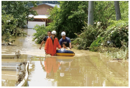 浸水地域での救助活動（熊本県相良村消防団提供）