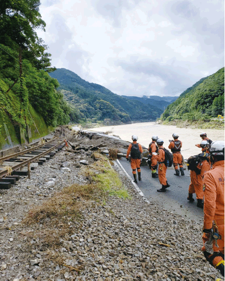 捜索活動（熊本県八代市）（鹿児島市消防局提供）