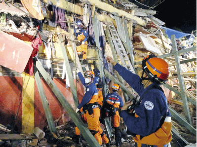 トラルパンでの捜索救助活動メキシコ地震災害（平成29年9月派遣）（JICA 提供）