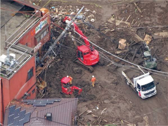 重機を活用した捜索活動状況（静岡県消防防災航空隊提供）