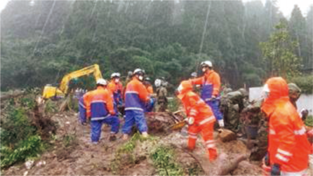 土砂の中の捜索・救助活動（雲仙市）（長崎県県央地域広域市町村圏組合消防本部提供）