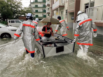 消防団員による救助活動（久留米市消防団提供）