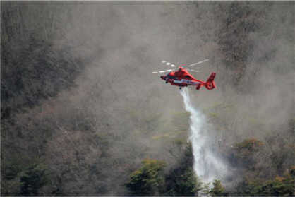 東京消防庁ヘリコプター空中消火活動（横浜市消防局提供）