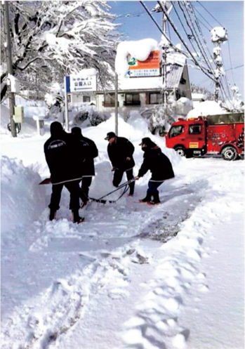 消防団員による除雪作業（富山市消防団提供）