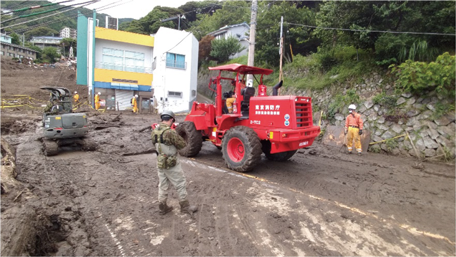 静岡県熱海市土石流災害での自衛隊との連携活動（東京消防庁提供）