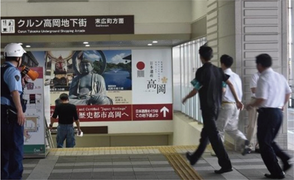 地下施設に避難する住民