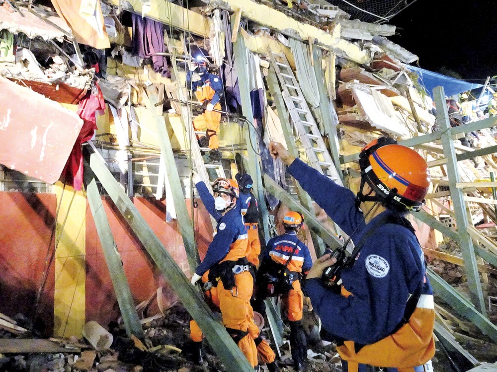 トラルパンでの捜索救助活動メキシコ地震災害（平成29年9月派遣）（JICA提供）