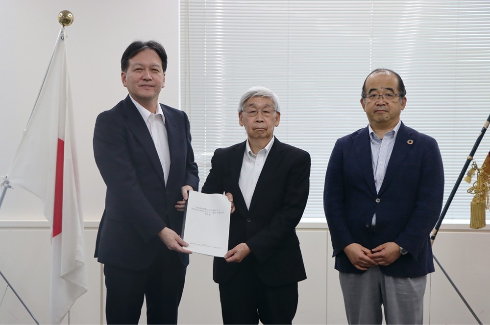 検討会報告書手交式の様子