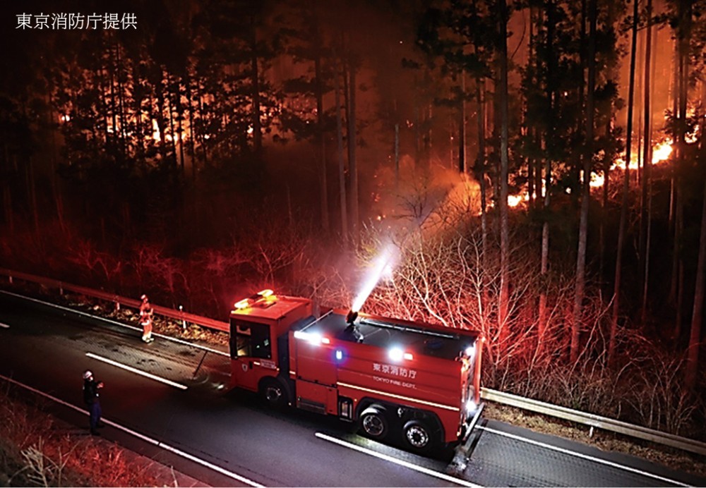 大型水槽付き放水車による放水の様子