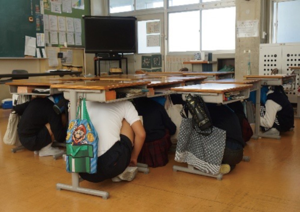 弾道ミサイルを想定した住民避難訓練の様子